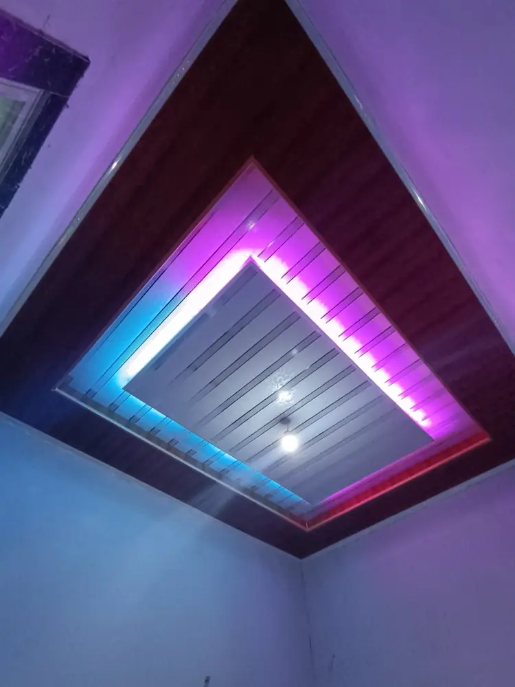 Plafon PVC drop ceiling bertingkat dengan lampu LED ungu