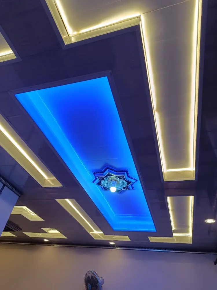 Plafon PVC putih dengan ornamen tengah dan lampu LED biru